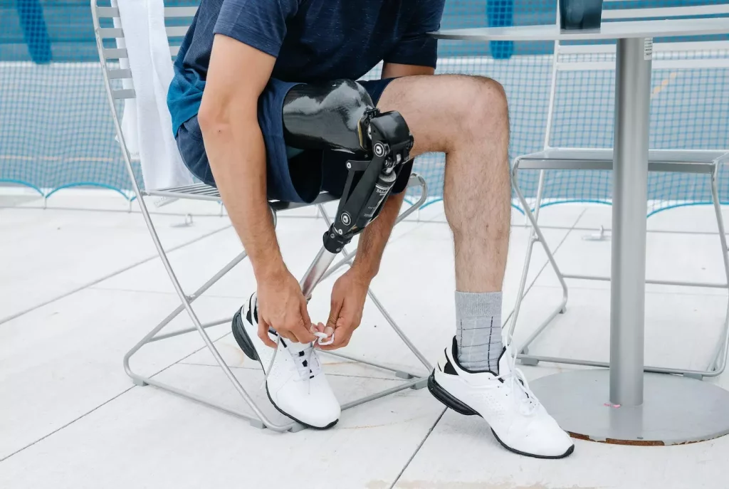 Mikroprocesszor vezérelt bionikus alsóvégtag protézis